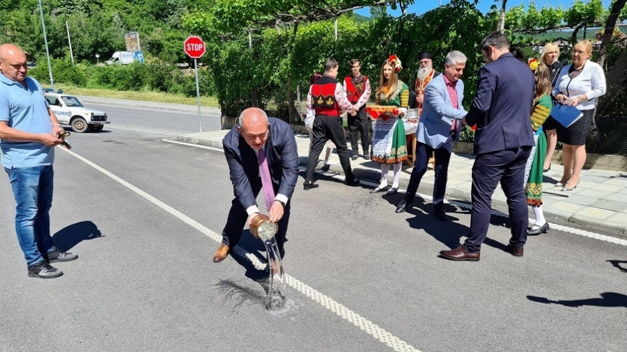 Прерязаха лентата на три ремонтирани улици в Пещера